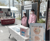 チャリティ募金の様子